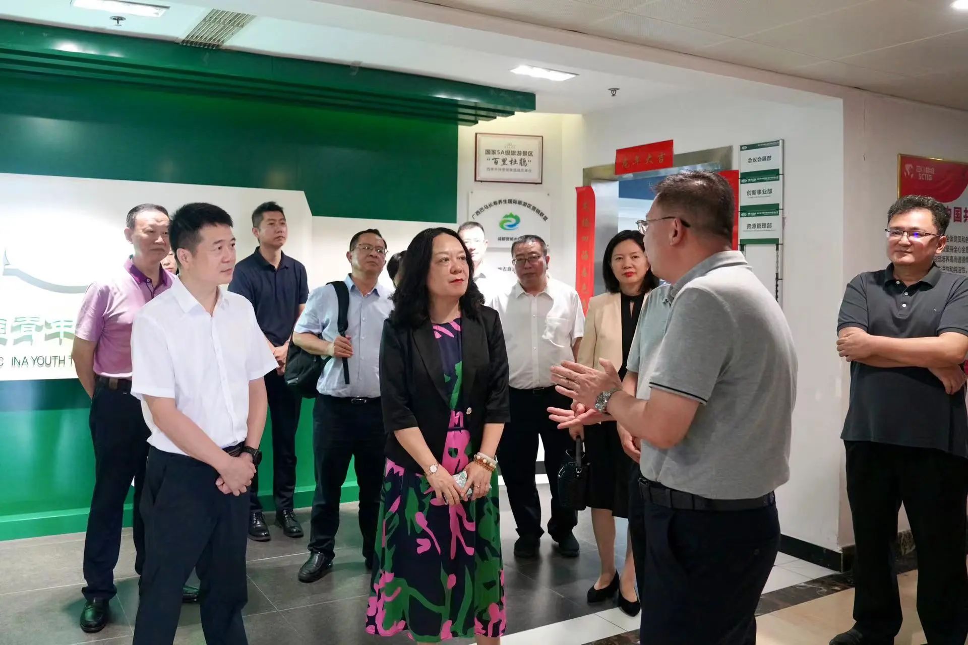 省委外办主任张涛一行赴省鸿运国际集团调研指导事情