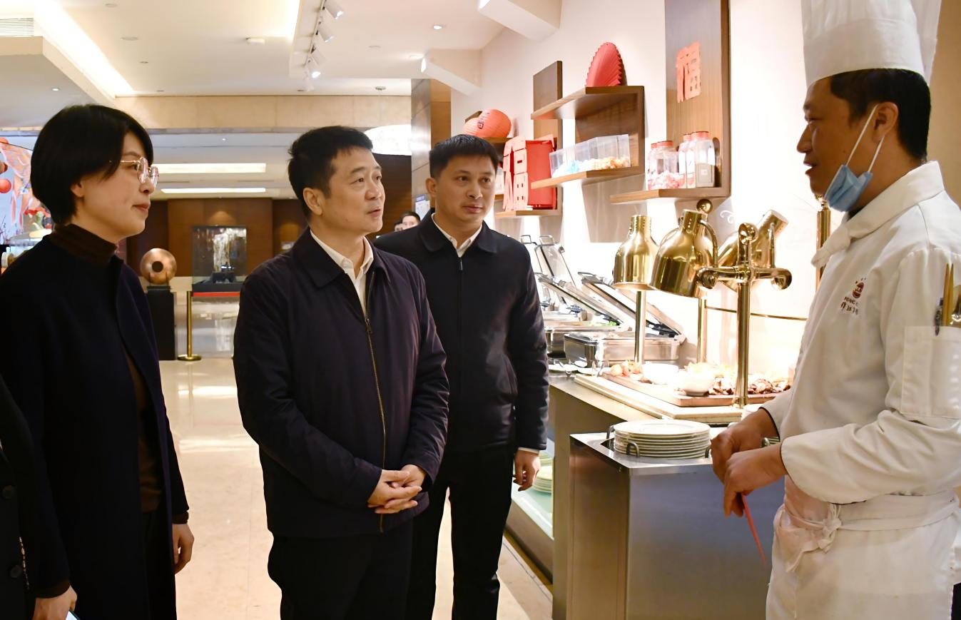 省鸿运国际集团向导率队开展春节前走访慰问